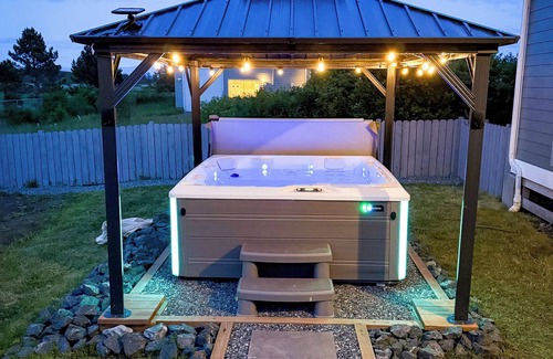 Ferndale House | Beachfront Oasis | Hot Tub + Fire Pit + Playground near Bellingham & Vancouver |