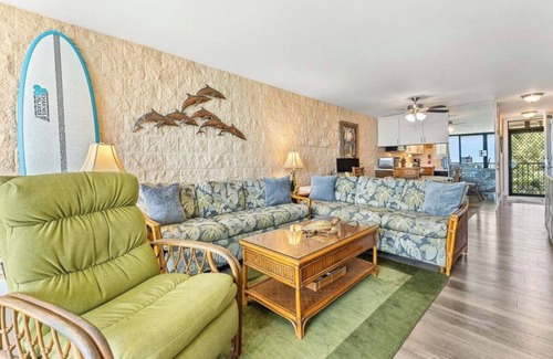 Maalaea Condo | Beachfront ocean View Condo With Unobstructed Ocean Views. 5 star reviews *