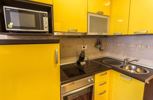 Petrovac Apartment | Beachfront One Bedroom Apartment with balcony and backyard view
