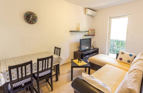 Petrovac Apartment | Beachfront One Bedroom Apartment with balcony and backyard view