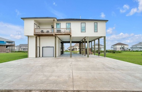 Galveston Apartment | Beachfront Outdoor Lounge + Parking