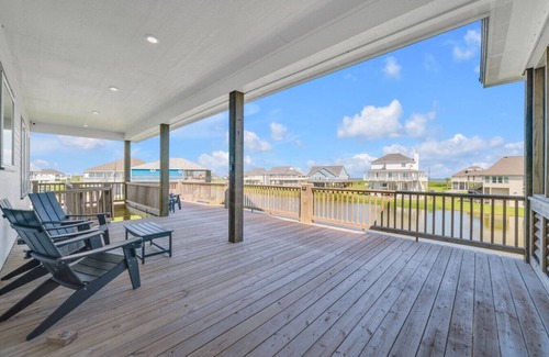 Galveston Apartment | Beachfront Outdoor Lounge + Parking