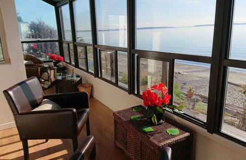 Cordova Bay Apartment | Beachfront paradise!
