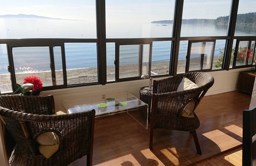 Cordova Bay Apartment | Beachfront paradise!