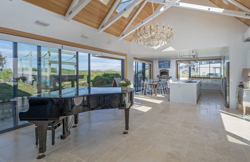 Opito Bay House | Beachfront Paradise - Opito Bay Holiday Home