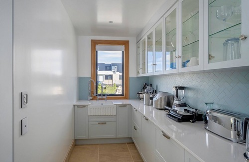 Opito Bay House | Beachfront Paradise - Opito Bay Holiday Home