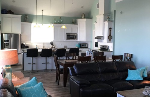 Surfside Beach House | Beachfront - Pirate's Treasure - 6 bed 4 bath, large deck
