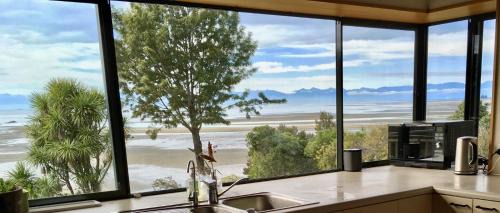 Kaiteriteri House | Beachfront Playground