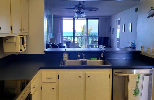 Hutchinson Island South Condo | Beachfront relaxation awaits you