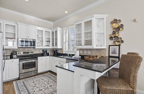 Delos House | Beachfront | Remodeled | Heated Pool l Beach Gear | Fully-Stocked | 10 Beds