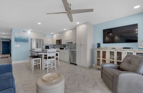 Crystal Beach Condo | BeachFront, Renovated, wifi, Bch Svc, Kitchen, pool, grill.n