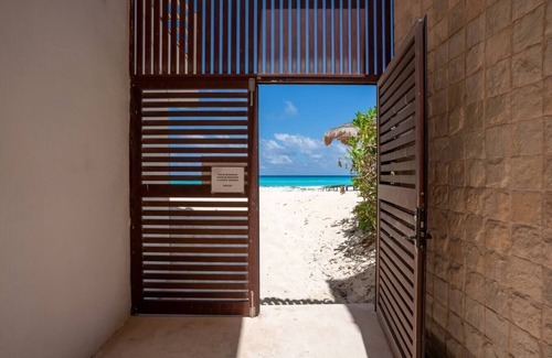 Punta Cancun House | Beachfront Residence with Stunning Views and pool