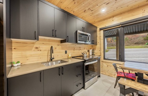 Penetanguishene Apartment | Beachfront Retreat - Huge beach/water toys!