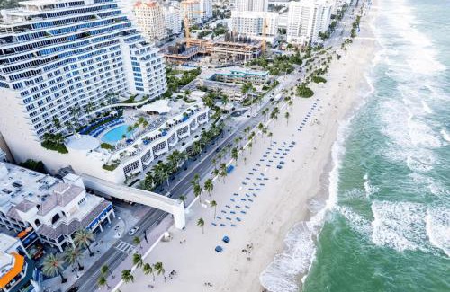 Central Beach Apartment | Beachfront Ritz-Carlton Luxury 1BR Residence