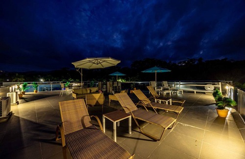 St. Ann's Bay Cabin | Beachfront Rooftop