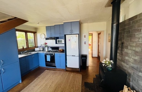 Eskdale House | Beachfront, rustic, sunny 3 bdrm house, with birdlife.