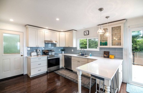 Campbell River House | Beachfront | Sandy Shore, Near Mt. Washington