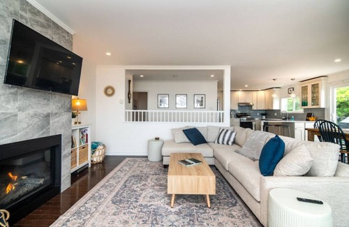Campbell River House | Beachfront | Sandy Shore, Near Mt. Washington