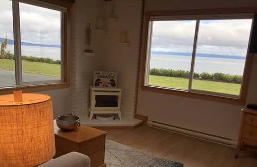 Regional District of Nanaimo Apartment | Beachfront Seasuite Near Qualicum Boasts Stunning View