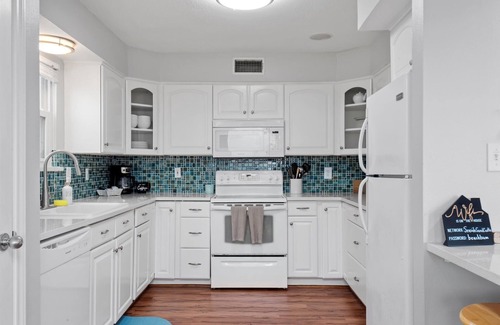 Miramar House | Beachfront | Sleeps 15 | Fenced Yard