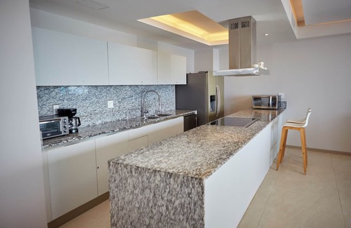 Ixtapa Apartment | BEACHFRONT! SPECTACULAR 3 BEDROOM APARTMENT AT PENINSULA RESIDENCES IXTAPA.