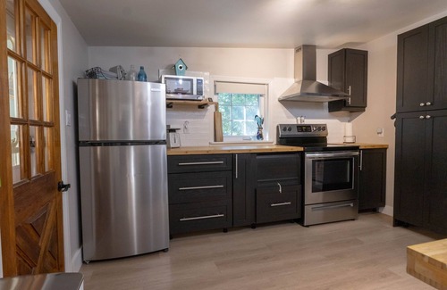 Marmora Cottage | Beachfront Stay · Hot Tub · Games · Firepit ·Water Toys · Family-Friendly