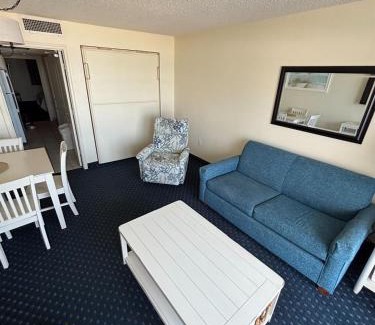 Crescent Beach Apartment | Beachfront stay w balcony & hot tubs