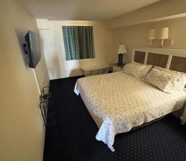 Crescent Beach Apartment | Beachfront stay w balcony & hot tubs
