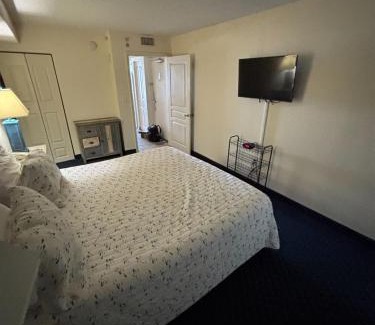 Crescent Beach Apartment | Beachfront stay w balcony & hot tubs