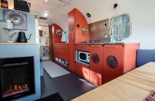 Erlands Point-Kitsap Lake House | Beachfront Steampunk Airstream, Cosy Year-Round Glamping on the Kitsap Peninsula