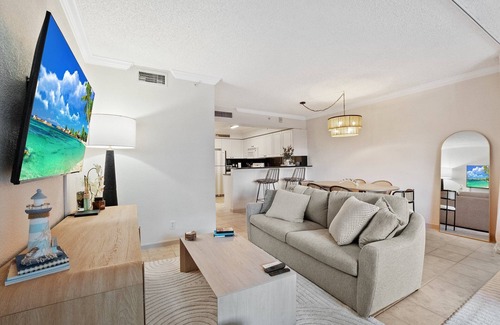 Hollywood South Central Beach Apartment | Beachfront Studio with Pool, Jacuzzi, Gym. Fully Renovated, in Hollywood Beach.