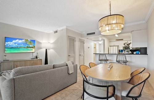 Hollywood South Central Beach Apartment | Beachfront Studio with Pool, Jacuzzi, Gym. Fully Renovated, in Hollywood Beach.