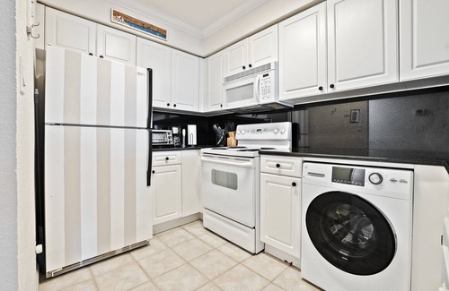Hollywood South Central Beach Apartment | Beachfront Studio with Pool, Jacuzzi, Gym. Fully Renovated, in Hollywood Beach.
