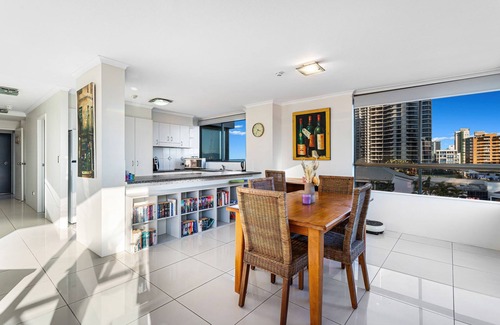 Gold Coast Apartment | Beachfront Surfers Paradise Apartment with Pool