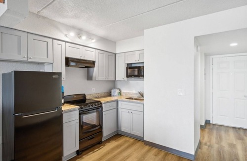 Fort Bay House | Beachfront Unit with Kitchen and Balcony! Gulf View, Swimming Pool, Free Parking