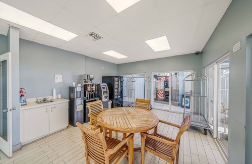Fort Bay House | Beachfront Unit with Kitchen and Balcony! Gulf View, Swimming Pool, Free Parking