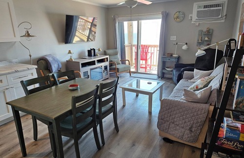 Sneads Ferry Condo | Beachfront Bungalow 125