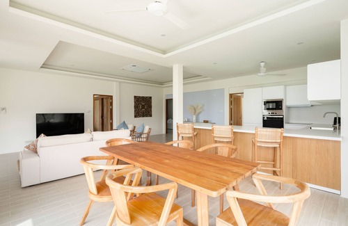 Ang Thong Villa | Beachfront Villa - 3 En-Suite Air Conditioned Bedrooms - Housekeeper Included.
