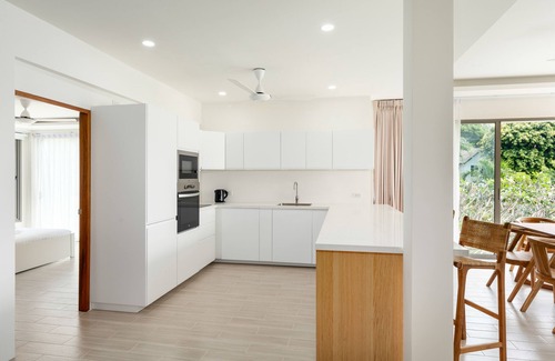 Ang Thong Villa | Beachfront Villa - 3 En-Suite Air Conditioned Bedrooms - Housekeeper Included.