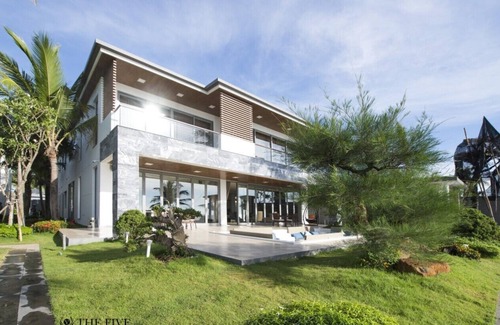 Ngu Hanh Son Villa | Beachfront Villa 8BRS for Big Group.