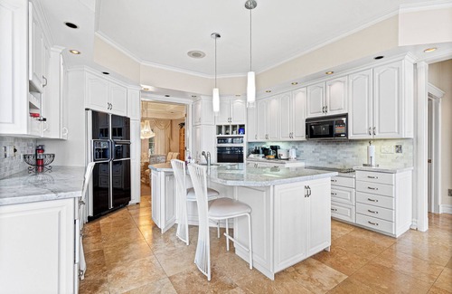 Ontario House | Beachfront Villa for Rent –Sleeps 15, Private Beach close to Niagara Falls