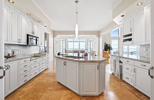 Ontario House | Beachfront Villa for Rent –Sleeps 15, Private Beach close to Niagara Falls