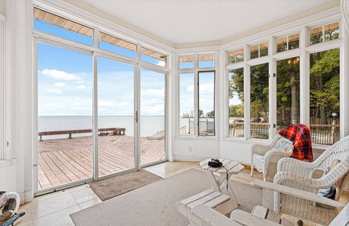 Ontario House | Beachfront Villa for Rent –Sleeps 15, Private Beach close to Niagara Falls