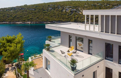 Vinisce Villa | Beachfront Villa Eleganza with Pool
