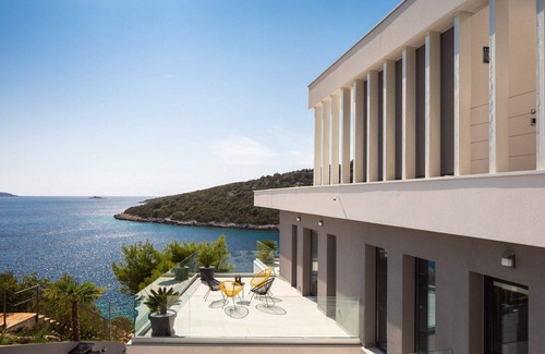 Vinisce Villa | Beachfront Villa Eleganza with Pool