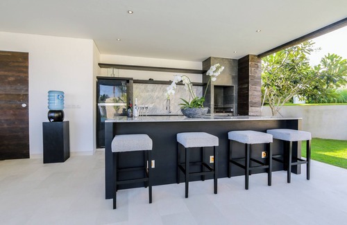 Cemagi Villa | Beachfront Villa in Bali. Beach Club. 2 swimming pools. 5 bedrooms. Private Chef