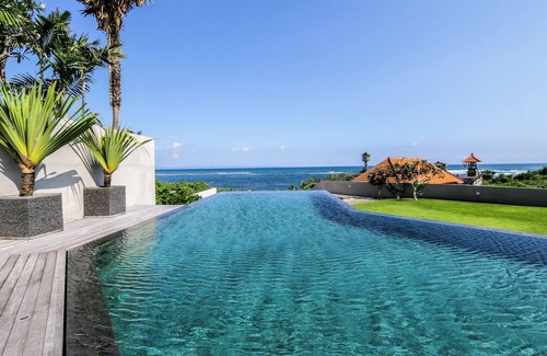 Cemagi Villa | Beachfront Villa in Bali. Beach Club. 2 swimming pools. 5 bedrooms. Private Chef