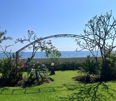 Banjartegehe Villa | Beachfront Villa Jepun Segara