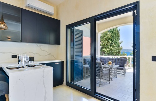 Kukljica Villa | Beachfront Villa Mediterranea with pool