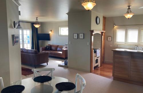 Ahuriri Villa | Beachfront Villa